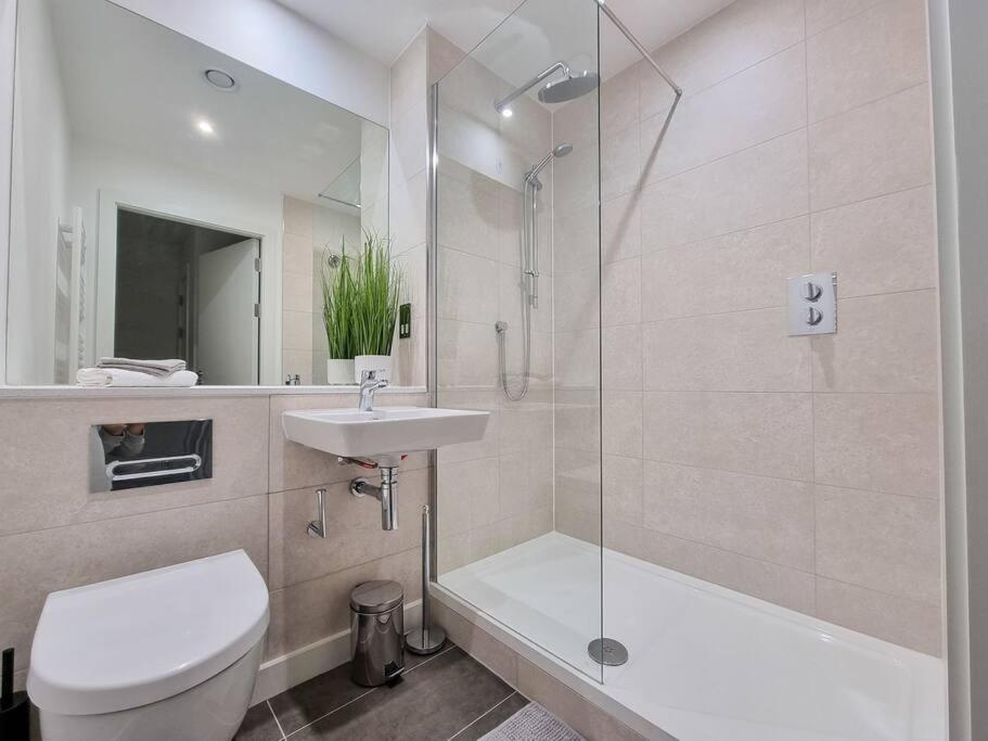 Stunning 4-bedroom Townhouse With Free Parking Ferienhaus