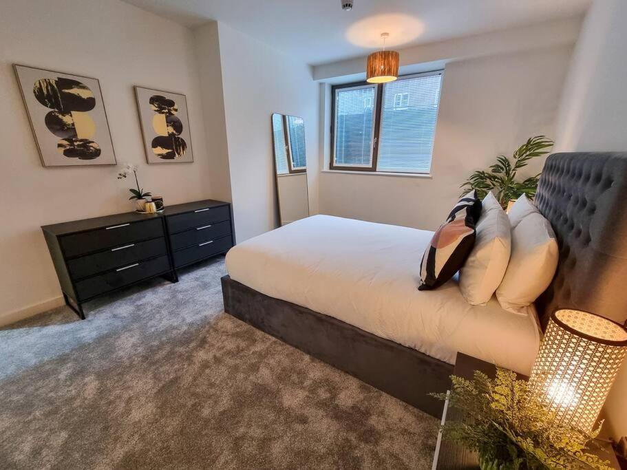 Ferienhaus Stunning 4-bedroom Townhouse With Free Parking *