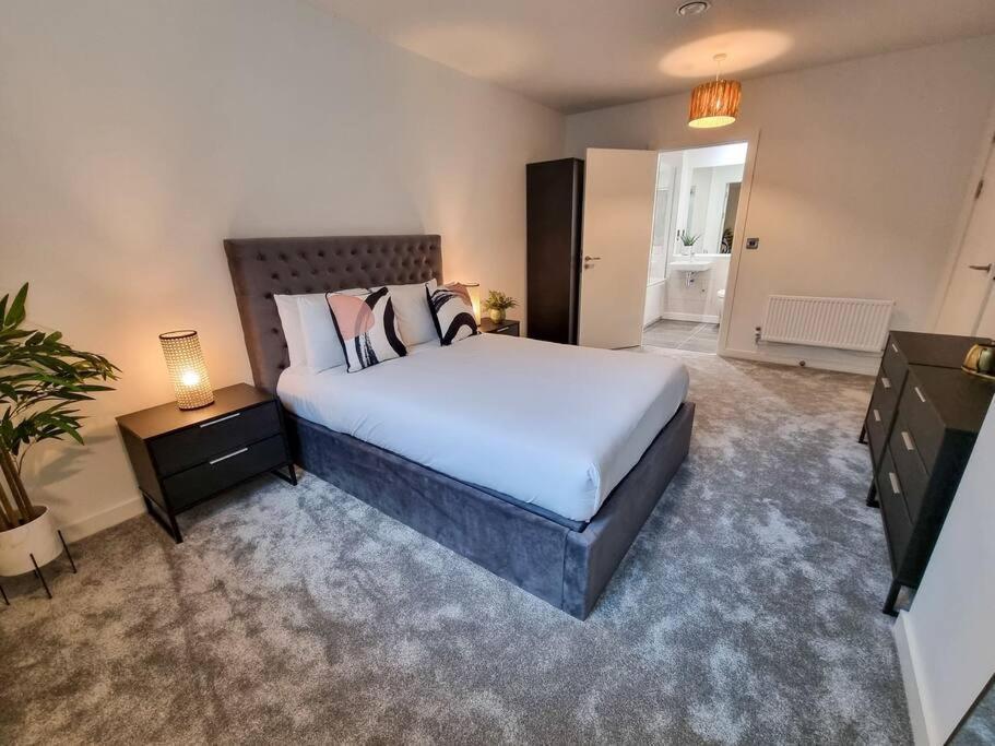 Ferienhaus Stunning 4-bedroom Townhouse With Free Parking Manchester