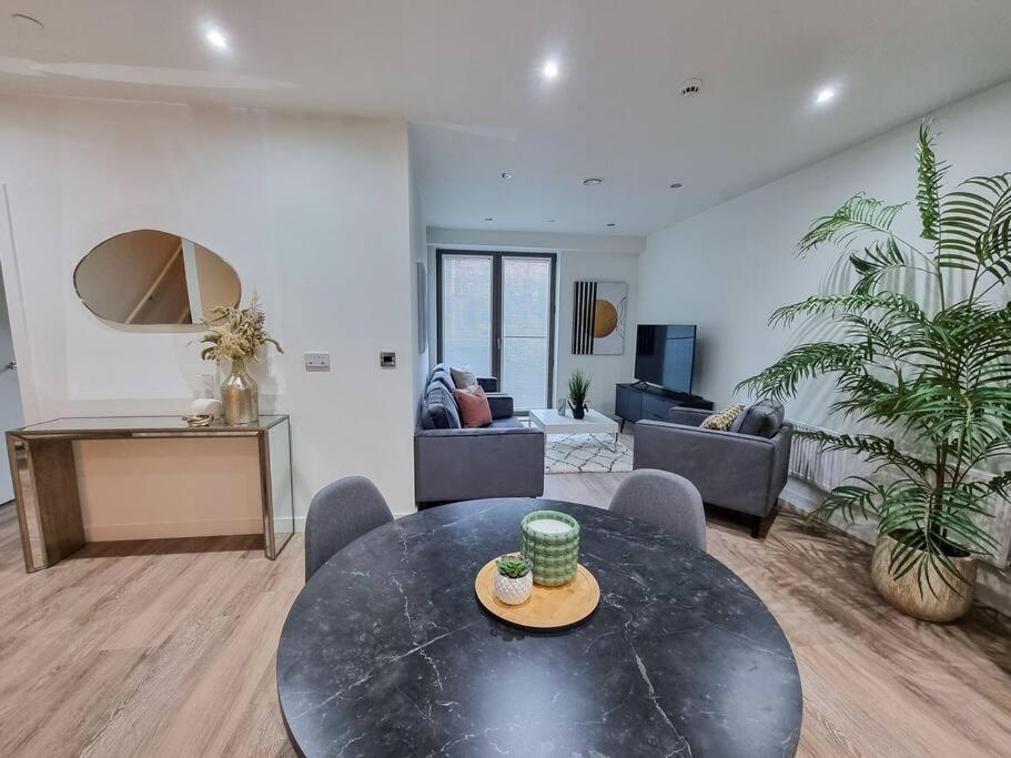 Stunning 4-bedroom Townhouse With Free Parking Ferienhaus