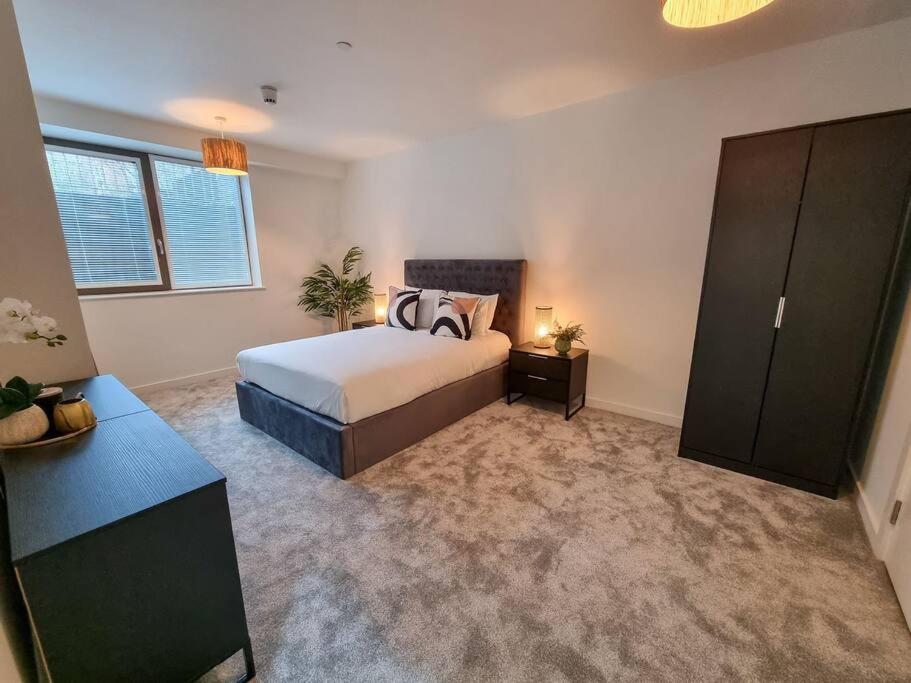 Stunning 4-bedroom Townhouse With Free Parking Ferienhaus