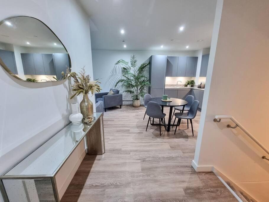 Ferienhaus Stunning 4-bedroom Townhouse With Free Parking *